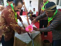 Pusaka dibasuh menggunakan air serta dilumuri dengan minyak khusus
