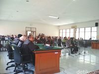 Atty dan Itoc saat mendengarkan putusan hakim.