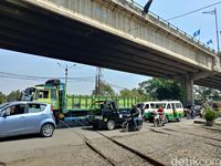 Rel kereta di kawasan Kiaracondong Bandung.