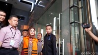 Penetapan tersangka terhadap Bunda Sitha ini dilakukan setelah pemeriksaan 1 x 24 jam pasca-operasi tangkap tangan (OTT) yang dilakukan di Balai Kota Tegal, Selasa (29/8). Foto: Nur Indah Fatmawati/ detikcom