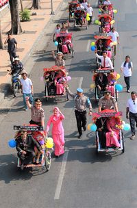 Kapolrestabes Surabaya mengantar wisudawan hingga ke Tugu Pahlawan