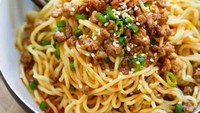Sedikit dagng cincang membuat ramyun rasa daging sapi ini jadi makin mantap. Taburan wijen dan daun bawang bikin rasanya jadi gurih enak.Foto: Istimewa