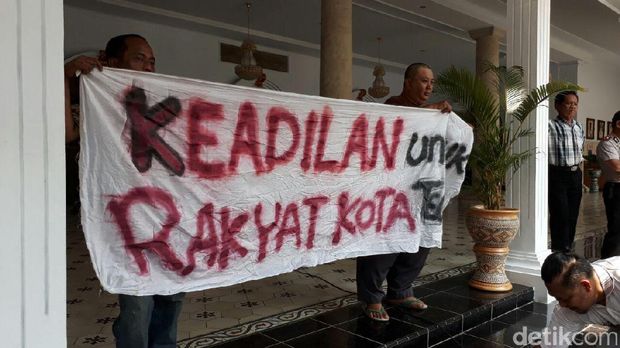 Warga dan PNS membawa spanduk bertuliskan 'Keadilan untuk Rakyat Kota Tegal'