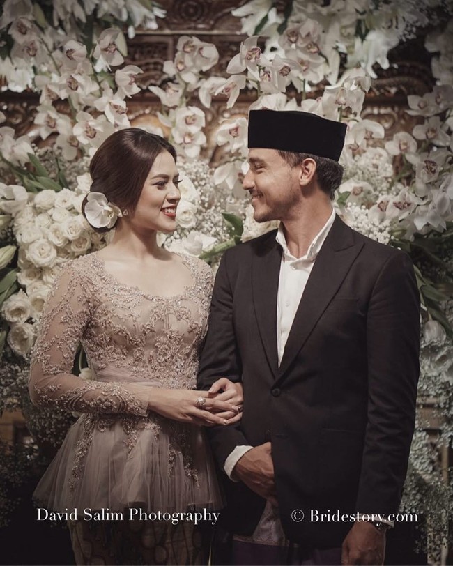 Raisa ikut menggelar prosesi adat sebelum menikah dengan Hamish Daud. Ketika melangsungkan prosesi adat yang dinamakan Ngeuyeuk Seureuh, Raisa mengenakan kebaya dengan aksen peplum dari bahan tulle rancangan Anggi Asmara. Foto: Dok. Bridestory