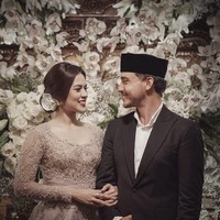 Raisa ikut menggelar prosesi adat sebelum menikah dengan Hamish Daud. Ketika melangsungkan prosesi adat yang dinamakan Ngeuyeuk Seureuh, Raisa mengenakan kebaya dengan aksen peplum dari bahan tulle rancangan Anggi Asmara. Foto: Dok. Bridestory