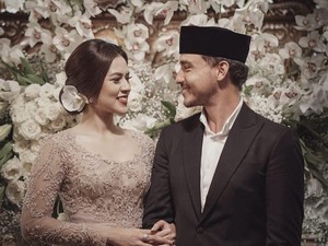 Putih dan Penuh Bunga, Dekorasi Kamar Pengantin Raisa dan Hamish Daud