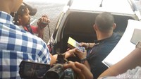 Meski Andika dan Anniesa mengaku uangnya habis dan lupa dipakai untuk apa, aparat tidak menyerah mengusut harta First Travel. Bareskrim Polri dan PPATK pada Kamis (31/8) menemukan 50 rekening senilai Rp 7 miliar. Pengusutan mereka masih terus berlangsung (Samsudhuha Wildansyah/detikcom)