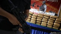 Barang haram itu sendiri dibawa melalui jalur darat dengan menggunakan truk tronton. Modus pelaku sendiri dengan mengklamufase bungkusan ganja dengan paket kiriman sandal jepit.