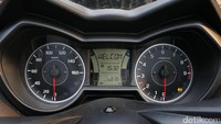 Instrument cluster XMAX. Ada spidometer yang menampilkan informasi kecepatan di kiri, takometer yang menampilkan putaran mesin di kanan dan layar MID dengan banyak informasi yang ditampilkan. Foto: Khairul Imam Ghozali