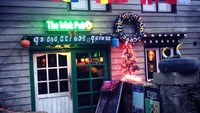 Di kaki gunung Everest ada The Irish Pub yang unik. Selain minum bir, di sini bisa menikmati pizza yang terkenal enak. Foto: Istimewa