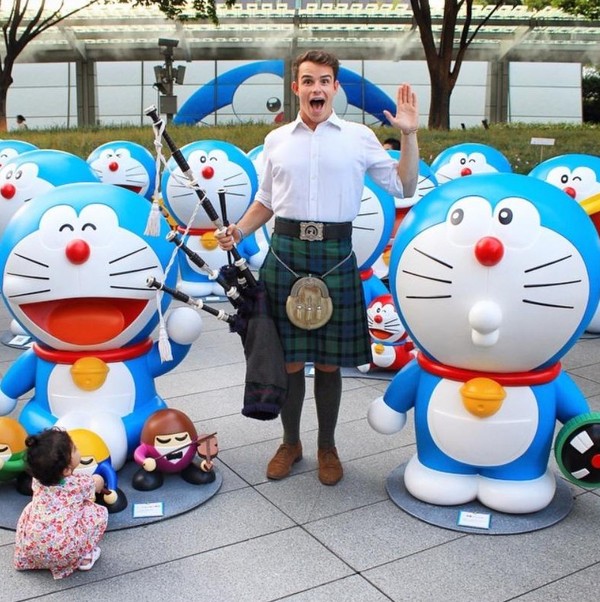 Pria tampan ini juga telah mengunjungi negara-negara di Asia seperti Jepang. Begitu pula Malaysia, Singapura dan Kamboja (thefirstpiper/Instagram) Pria tampan ini juga telah mengunjungi negara-negara di Asia seperti Jepang. Begitu pula Malaysia, Singapura dan Kamboja (thefirstpiper/Instagram)