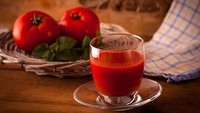 Manfaatkan tomat untuk daging. Buat jus tomat dan balurkan pada daging sebelum masak. Ini bisa membuat tekstur lebih empuk. Foto: Istimewa