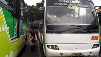 Setiap harinya ada sekitar 500 orang yang berangkat dari Terminal Cicaheum Bandung. Sebagian besar berangkat menuju Pangandaran, Tasikmalaya, Purwokerto, Wonosobo dan Yogyakarta.