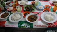 Dan, aneka hidangan khas Aceh seperti sie kameng, kambing kabar hingga ayam tangkap siap disantap. Jangan lupa ya, nikmati dengan nasi putih dan juga es timun. Selamat mencoba! (Foto: Agus Setyadi)