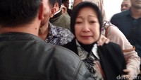 Vonis tersebut lebih rendah dari tuntutan jaksa penuntut umum dari KPK yang menuntut Atty hukuman selama lima tahun dan Itoc delapan tahun penjara. 