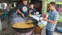 Ini dia sie kameng yang siap disajikan untuk para pelanggan yang sudah matang dimasak dalam wajan besar. (Foto: Agus Setyadi)