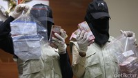 Uang ditemukan di sebuah tas warna hijau