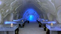 SnowCastle di Finlandia hanya dibuka tiap musim dingin. Seluruh bangunan restoran dibuat dari es dan salju. Hidangan makananya sup, daging rusa dan domba. Cocok untuk pencinta cuaca dingin. Foto: Istimewa