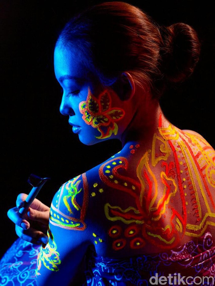 Ini Model Promosi Batik Melalui Fotografi  Glow in The Dark 