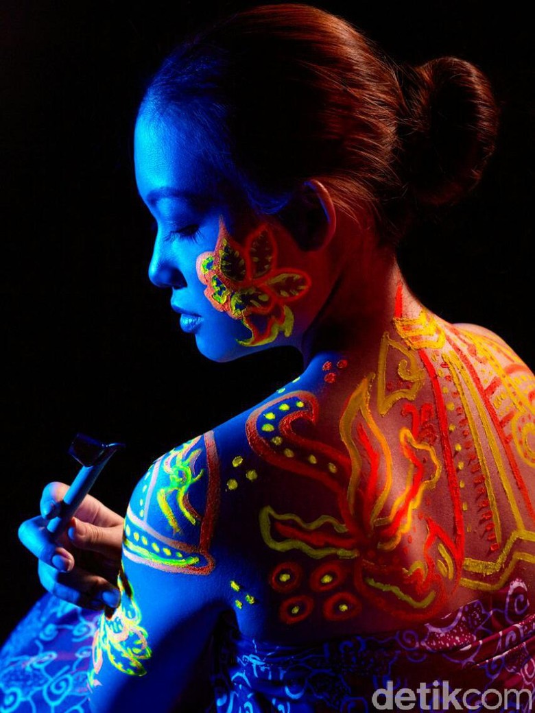 Ini Model  Promosi Batik Melalui Fotografi  Glow in The Dark