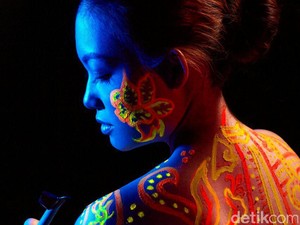 Ini Model Promosi Batik Melalui Fotografi Glow in The Dark