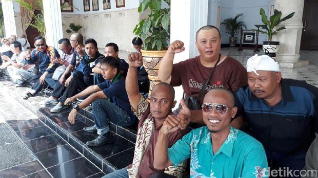 PNS Kota Tegal usai aksi cukur gundul di depan rumah dinas Wali Kota Tegal.