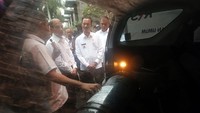 Pembagian konkit secara simbolis diserahkan oleh Wakil Menteri ESDM Arcandra Tahar kepada Walikota Palembang Harnojoyo, disaksikan oleh Dirjen Migas Ego Syahrial, Direktur Perencanaan dan Pembangunan Infrastruktur Migas Alimuddin Baso, dan Direktur Gas PT Pertamina (Persero) Yenni Andayani. (dok. ESDM)