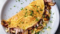 Manfaatkan sisa jamur merang atau jamur enoki atau champignon untuk membuat omelet jadi lebih tebal, juicy dan gurih. Tambahkan merica, garam dna taburan seledri cincang.Foto: Istimewa