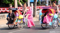 Kapolrestabes Surabaya Kombespol Mohammad Iqbal melepas para wisudawan purna tugas kembali ke masyarakat dengan mengayuh becak yang mereka tumpangi.