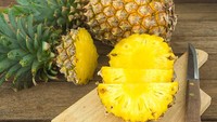 Nanas paling populer sebagai bahan alami pengempuk daging dan menghilangkan bau. Caranya, parut atau haluskan nanas agar enzim bromelin yang berfungsi sebagai pengempuk pada nanas keluar. Lalu lumuri daging minimal 10-30 menit sebelum dimasak. Foto: Istimewa