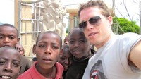 Phil juga kerap melakukan tindakan humanitarian. Salah satunya adalah mengirimkan bantuan bagi anak-anak pengidap diabetes tipe 1 di Rwanda. Foto: CNN