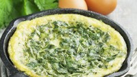 Pencinta sayuran bisa mencampurkan sawi atau bayam yang diiris halus ke dalam omelet. Bisa ditaburi sedikit keju parut dan merica hitam agar makin enak rasanya.Foto: Istimewa