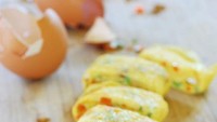 Cincang halus cabe merah, cabe hijau, daun bawang dan seledri, taburkan ke permukaan omelet lalu gulung selagi masih beku. Rasanya jadi pedas renyah.Foto: Istimewa