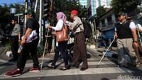 Aksi ini dilakukan komunitas tunanetra dan pengguna kursi roda karena banyaknya pelanggaran yang dilakukan masyarakat terhadap fasilitas tersebut.