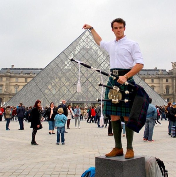 Dari sana, Jenning kemudian melanjutkan perjalanannya ke negara lain, termasuk Paris di Prancis (thefirstpiper/Instagram) Dari sana, Jenning kemudian melanjutkan perjalanannya ke negara lain, termasuk Paris di Prancis (thefirstpiper/Instagram)