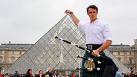 Dari sana, Jenning kemudian melanjutkan perjalanannya ke negara lain, termasuk Paris di Prancis (thefirstpiper/Instagram)