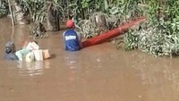 Pekerja PLN menceburkan diri ke sungai dan menarik satu demi satu tiang listrik menyeberangi sungai. Perjalanan kemudian dilanjutkan dengan perahu menyusuri Sungai Perak.  Dok. PLN Wil. Riau dan Kepulauan Riau.