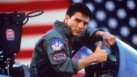 Foto Tom Cruise yang dibandingkan adalah saat dia menjadi Lieutenant Pete Maverick Mitchell di film Top Gun. Begini gayanya. Foto ini dibandingkan dengan foto Prabowo saat masih muda dan aktif sebagai tentara.