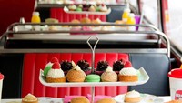  The Afternoon Tea Bus Tour di B Bakery memiliki konsep di dalam bus dengan sajian afternoon tea yang cantik dan enak. Disini juga disajikan ayam halal. Foto: Istimewa