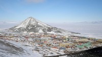 Di Kutub Selatan terdapat permukiman bernama Villa Las Estrellas. Pemukiman ini dihuni oleh 100-an orang (coolantarctica.com)