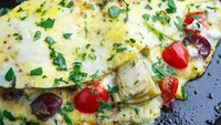 Yang ini omleet gaya Mediterania dengan isian banyak sayuran. Tomat, jamur, daun basil atau seledri bisa dicampur jadi isiannya.Foto: Istimewa