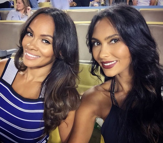 Bingung bedakan yang mana ibu dan yang mana anak? Di foto kiri adalah sang ibu yang merupakan sosialita bernama Evelyn Lozada dan di sampingnya merupakan putrinya Shaniece Hairston. Mereka terpaut usia 18 tahun namun seperti tak ada jarak usia antar keduanya. 