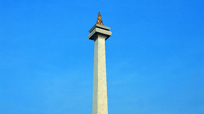 Monas merupakan sebuah tugu peringatan kegigihan rakyat Indonesia melawan kolonialisme Hindia Belanda.