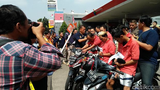 Rekonstruksi dilakukan di SPBU Jalan Graha Raya, Serpong Utara.