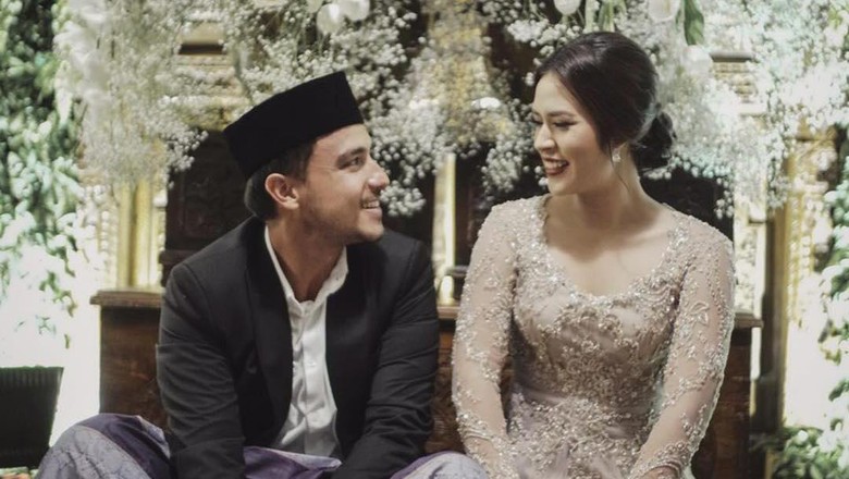 Raisa Pakai Riasan Pengantin Adat Sunda Untuk Akad Nikah