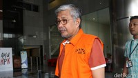 Ia diperiksa sebagai tersangkat soal korupsi penerbitan Izin Usaha Pertambangan (IUP) PT Anugrah Harisma Barakah (AHB).