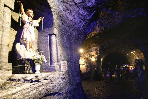 Para penambang menyebut gereja yang mereka bangun Salt Cathedral. Kemudian gereja ini diresmikan tanggal 15 Agustus 1954. Pada tahun 1990, gereja ini sempat ditutup karena banyak pihak yang mempertanyakan keamanan dari gereja (AFP) Para penambang menyebut gereja yang mereka bangun Salt Cathedral. Kemudian gereja ini diresmikan tanggal 15 Agustus 1954. Pada tahun 1990, gereja ini sempat ditutup karena banyak pihak yang mempertanyakan keamanan dari gereja (AFP)
