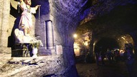 Para penambang menyebut gereja yang mereka bangun Salt Cathedral. Kemudian gereja ini diresmikan tanggal 15 Agustus 1954. Pada tahun 1990, gereja ini sempat ditutup karena banyak pihak yang mempertanyakan keamanan dari gereja (AFP)