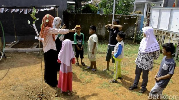 Kegiatan dilakukan di luar ruangan. 