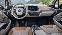 Motor listrik yang digendong BMW i3 bisa mengeluarkan tenaga maksimum sampai 170 daya kuda dan torsi 250 Nm. Torsi ini tersedia secara instan saat kendaraan berada dalam posisi diam, jadi kita bisa merasakan akselerasi yang oke begitu Anda menekan pedal gas. (dok. BMW)